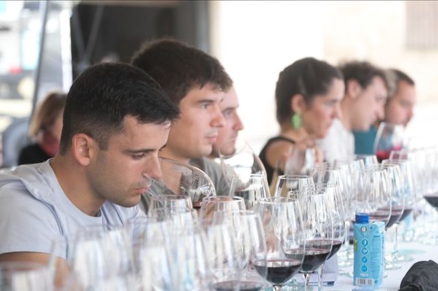 Un año más, nos reunimos [En]torno a la mesa.
Porque aquí, en #RiojaAlavesa, compartir vino, sabores y paisajes es mucho más que tradición: es una forma de vivir.

🍷 Catas de vino
🌿 Gastronomía de kilómetro 0
🎶 Música en directo
🌅 Una cena mágica al atardecer
🧒 Espacios para disfrutar en familia

Así lo vivimos en una edición anterior… y muy pronto volveremos a celebrarlo juntos.
📅 21 y 22 de junio

Más información y reservas en entornoalamesa.com

#EntornoalaMesa2025